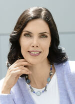 Halsband med olika smyckeselement 