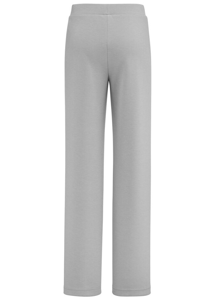 Byxor i moderiktig bredd 