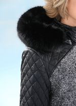 Kort kappa i trendig materialmix 