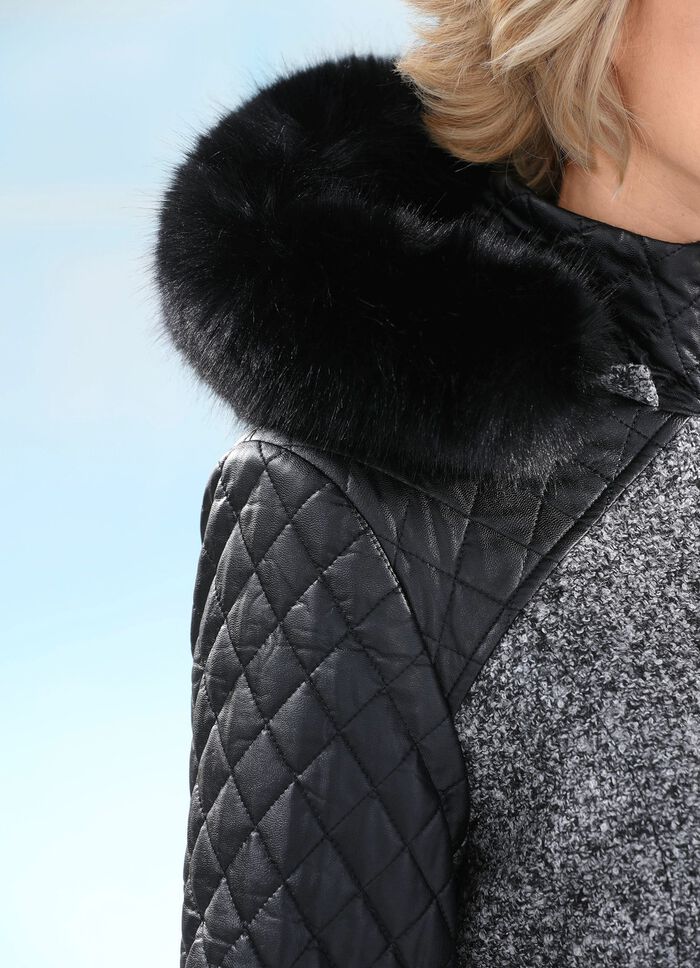 Kort kappa i trendig materialmix 