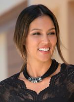 Flerradigt svart halsband 