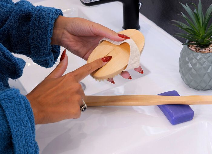 Rygg- och handborste av tr&auml; 