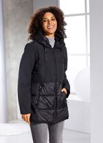 Funktionell jacka i en trendig materialmix 