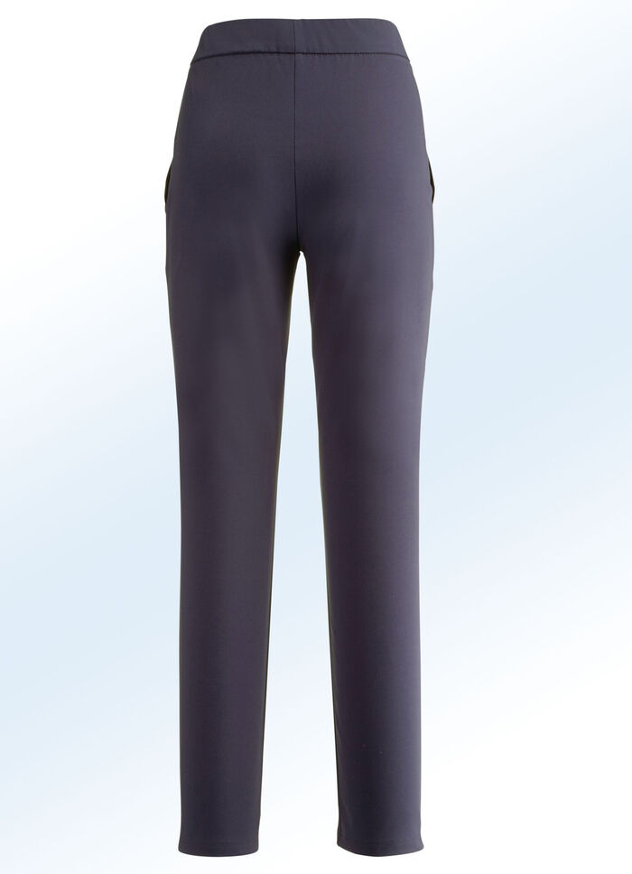 Sportiga byxor i nuvarande ankellängd MARIN