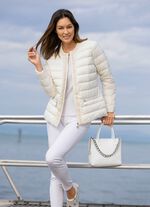 Jacka med dekorativ p&auml;rlkant 