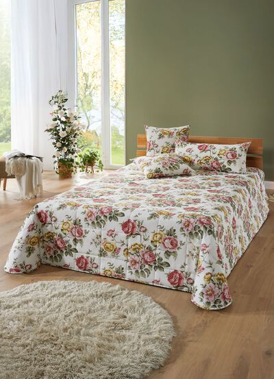 &Ouml;verkast med rutig quilt och &ouml;rngott 