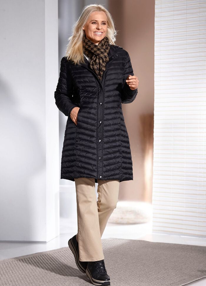 Kort kappa med praktisk v&auml;ska 