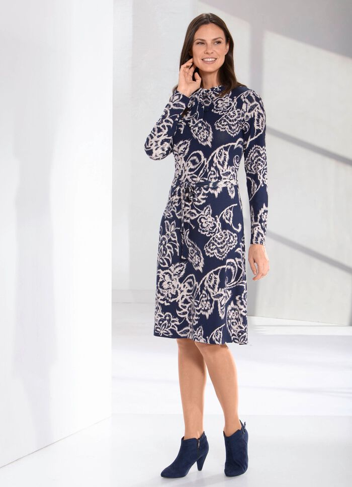 Kl&auml;nning med slips 