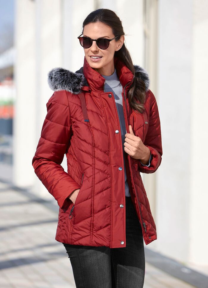 Jacka med avtagbar kant i fuskp&auml;ls 