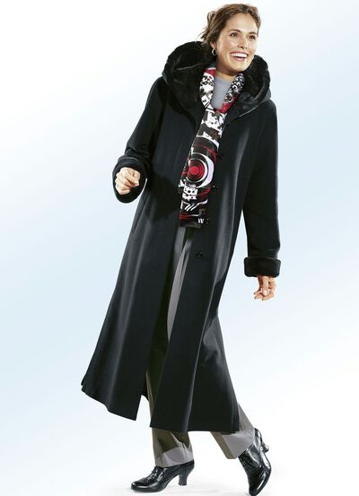 Kappa med fuskpälskant på ärmar och huva  Kappa med fuskpälskant på ärmar och huva