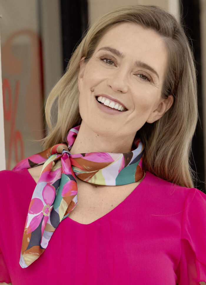 Nikituch med fantasiblomma och bladdesign MULTICOLOR