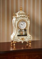 Speldosa i antik f&ouml;rkl&auml;dnad 