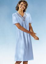 Nattlinne, korta &auml;rmar med spets vid V-ringningen 