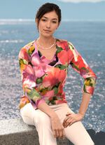 Tr&ouml;ja i blommig finstickning 