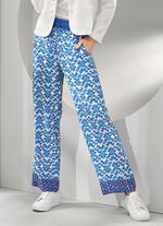 Byxor i moderiktig bredd 