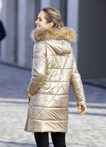 Kort kappa i trendig metallic-look 