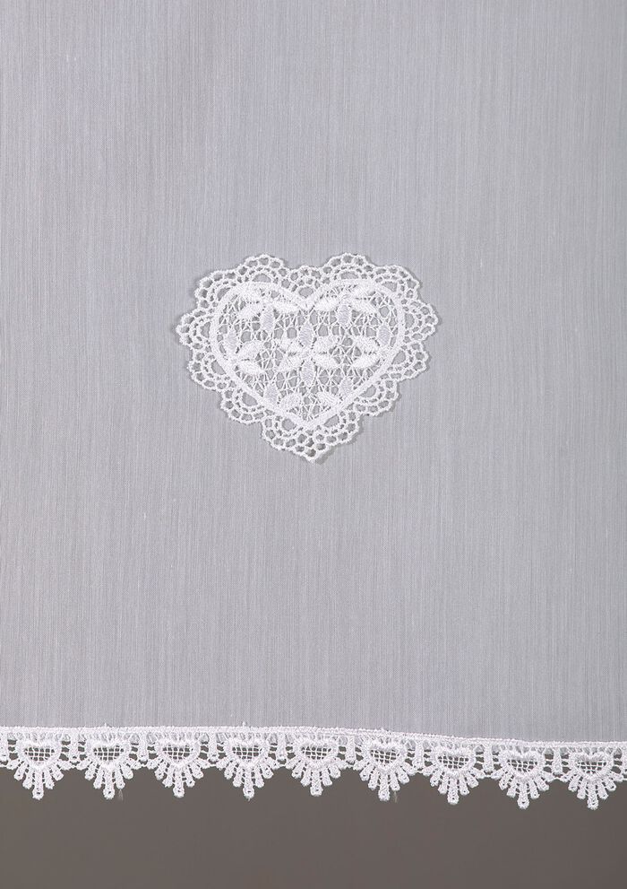 Korta persienner med virkade b&aring;rder 