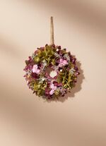 V&auml;ggkrans med olika blommor 