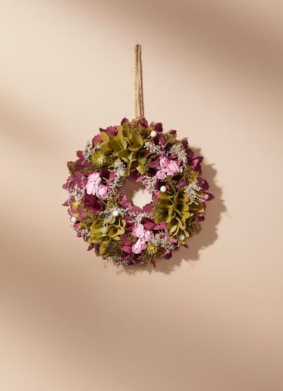 V&auml;ggkrans med olika blommor 