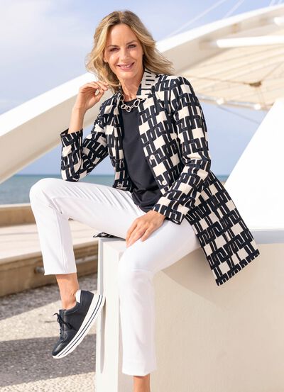 Blazer med en intressant urringningsl&ouml;sning 