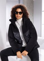 Funktionell jacka i en trendig materialmix 