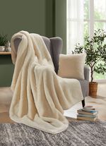 Fuskp&auml;lsfilt och &ouml;rngott av alpackaull 