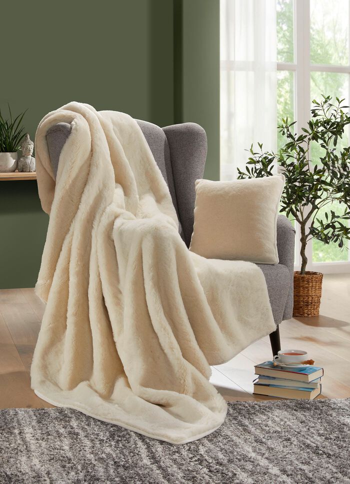 Fuskp&auml;lsfilt och &ouml;rngott av alpackaull 