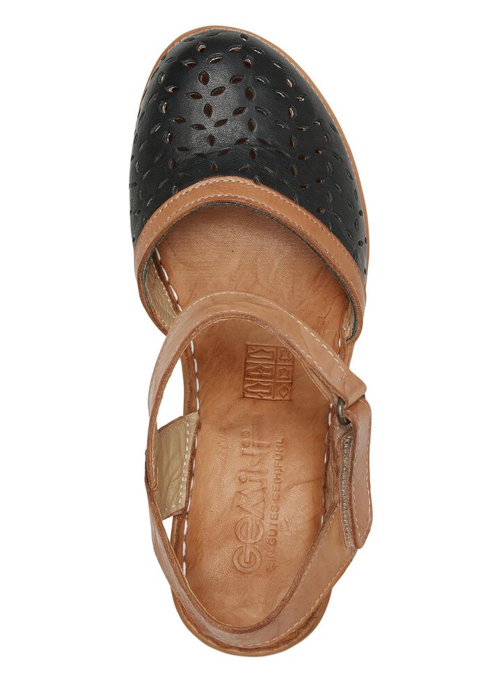 Tvillingsandal av perforerat nappal&auml;der av kohud SVART