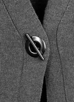 Stickad v&auml;st med dekorativ kn&auml;ppning 