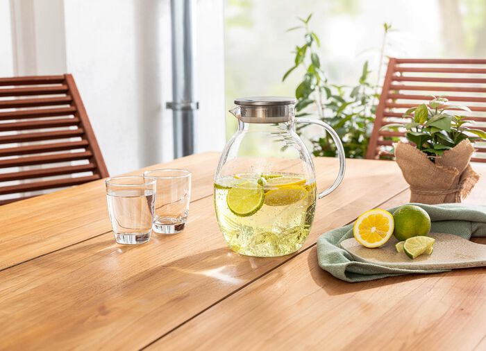 Glaskanna med integrerad sil 