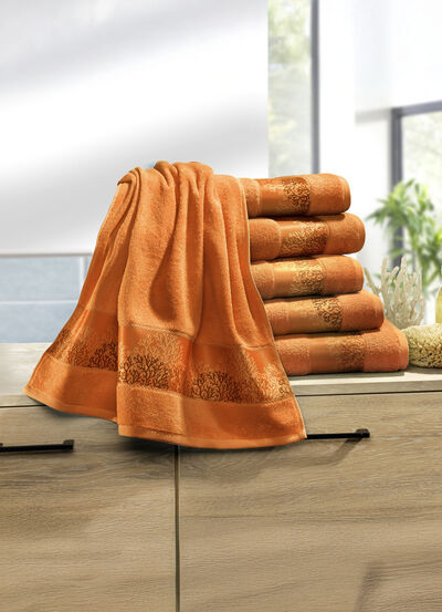 Mjuk frottéserie med högkvalitativ jacquardkant  Mjuk frottéserie med högkvalitativ jacquardkant