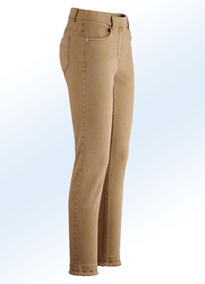 Magiska jeans med fina nitar och en trendig franskant 