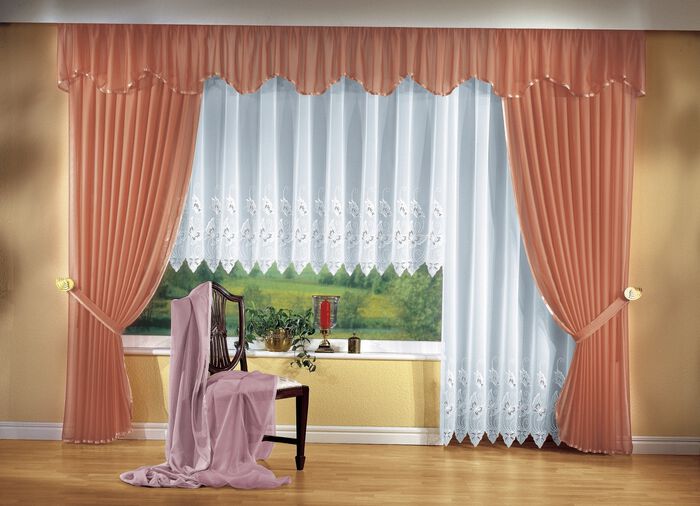 L&aring;ng spetsgardin med Plauener-broderi VIT