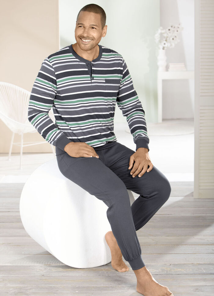Två paket pyjamas med knappslå och muddar 