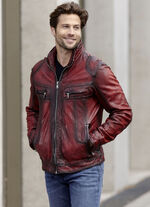 Kort skinnjacka med bröstfickor