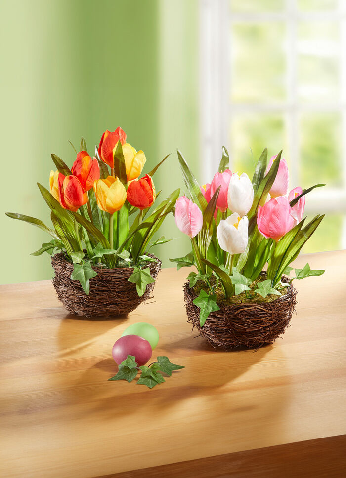 Tulpaner i en flätad korg 