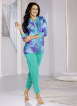 Pyjamas, l&aring;nga &auml;rmar, l&aring;ng knappsl&aring; och bl&auml;ckstr&aring;letryck 