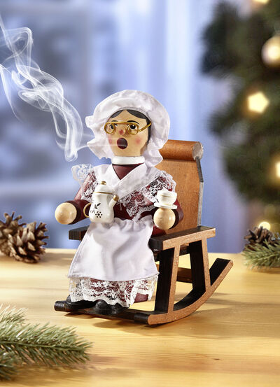 Rökande figur mormor i en gungstol 