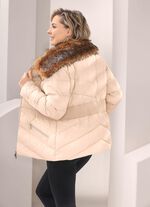 Jacka med avtagbar fuskp&auml;lskant p&aring; kragen 