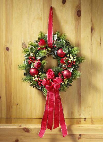 Väggkrans med röda bollar och rosor 