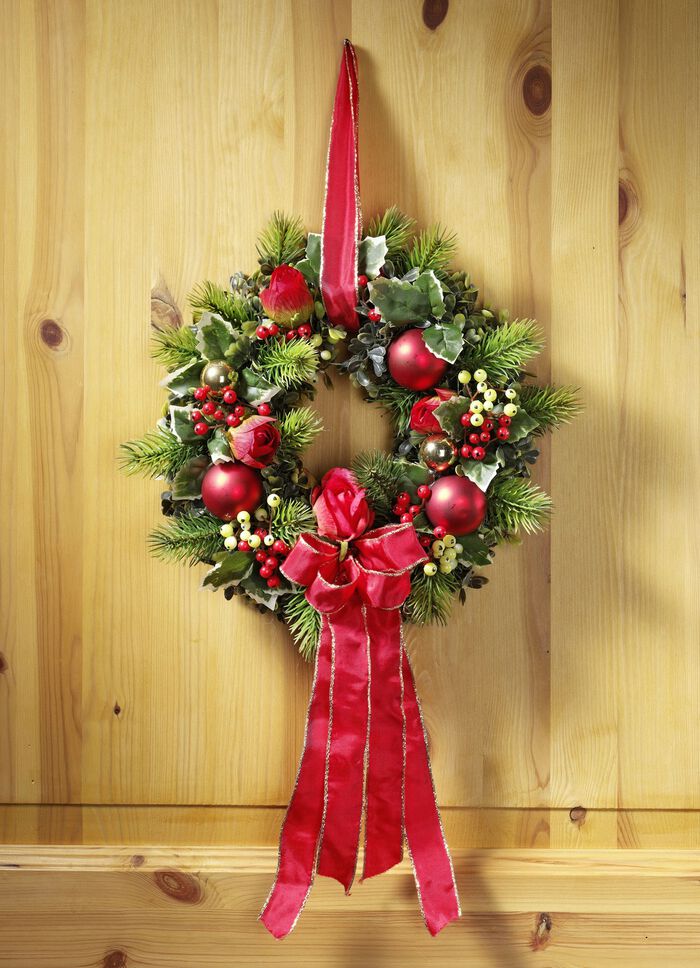 Väggkrans med röda bollar och rosor 