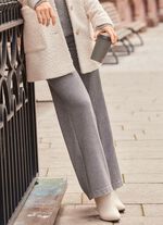 Byxor med moderiktigt vida ben 