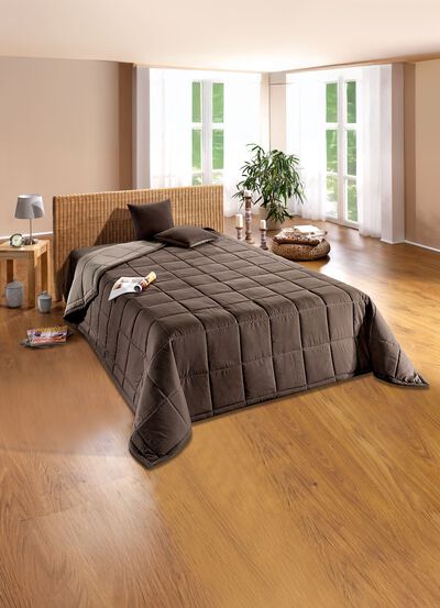 &Ouml;verkast med rutig quiltning och bandbindning 