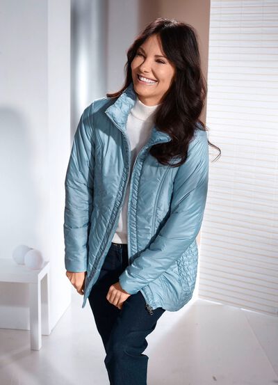 Jacka med r&ouml;kf&auml;rgade insatser 