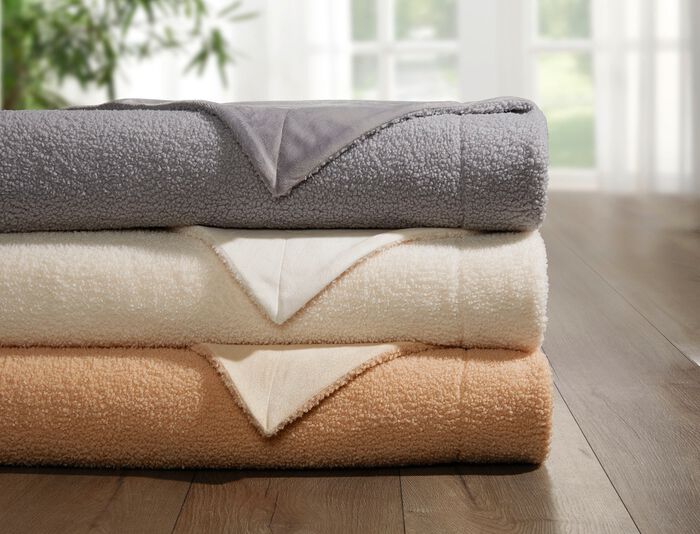 Filtar och kuddar med en fluffig, mjuk teddyfront 