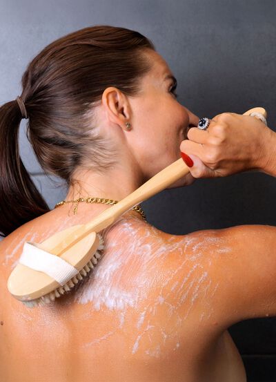 Rygg- och handborste av tr&auml; 