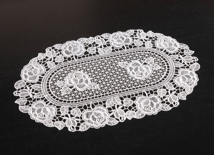 Borddekoration gjord av spets 