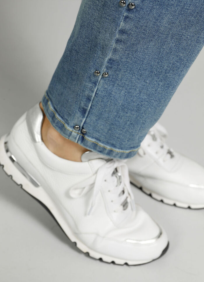 Jeans med nitar längs sidsömmen 