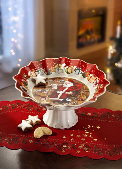 Sk&aring;l p&aring; fot av h&ouml;gkvalitativt porslin 