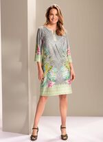 Kl&auml;nning med snygg kanttryck 